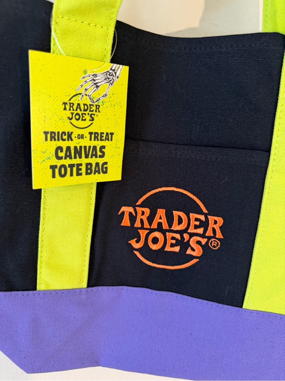 🖤🎃 NEW WITH TAG – Trader Joe’s Halloween Mini Tote! 🧡💚💜 RARE TO FIND - Picture 2 of 6